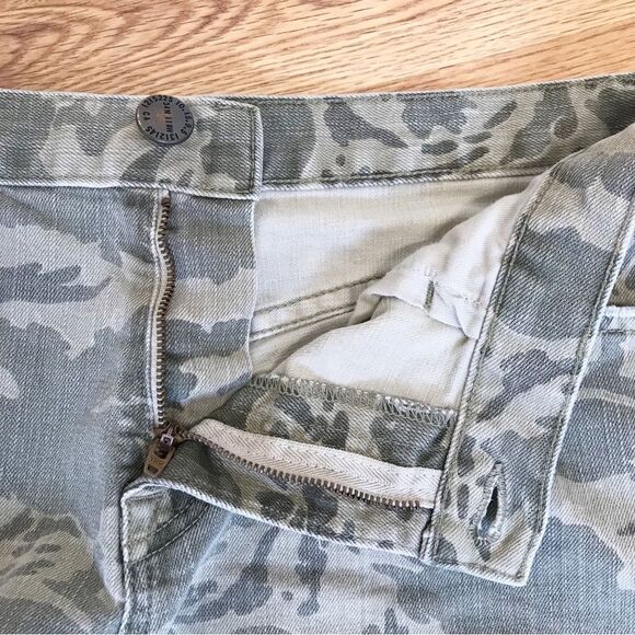 CURRENT/ELLIOTT The Boyfriend Short Cutoffs Broken Camo Print Frayed‎ Sz 28 - Picture 6 of 14